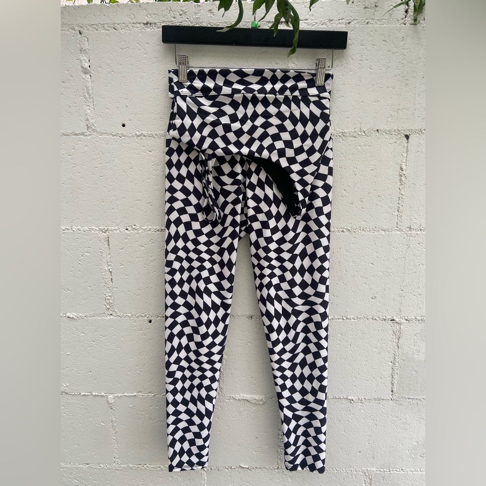 NWOT:Onzie High Rise Legging+Ride Bra set, Black/White Checkered print Size S/M